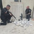 PM apreende fuzil e drogas durante operação na Vila Aliança (Record Rio)
